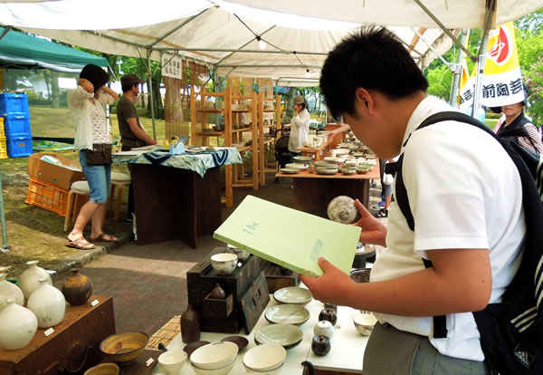 陶芸と販売の楽しい学習「越前陶芸祭り」（高等部・窯業班）